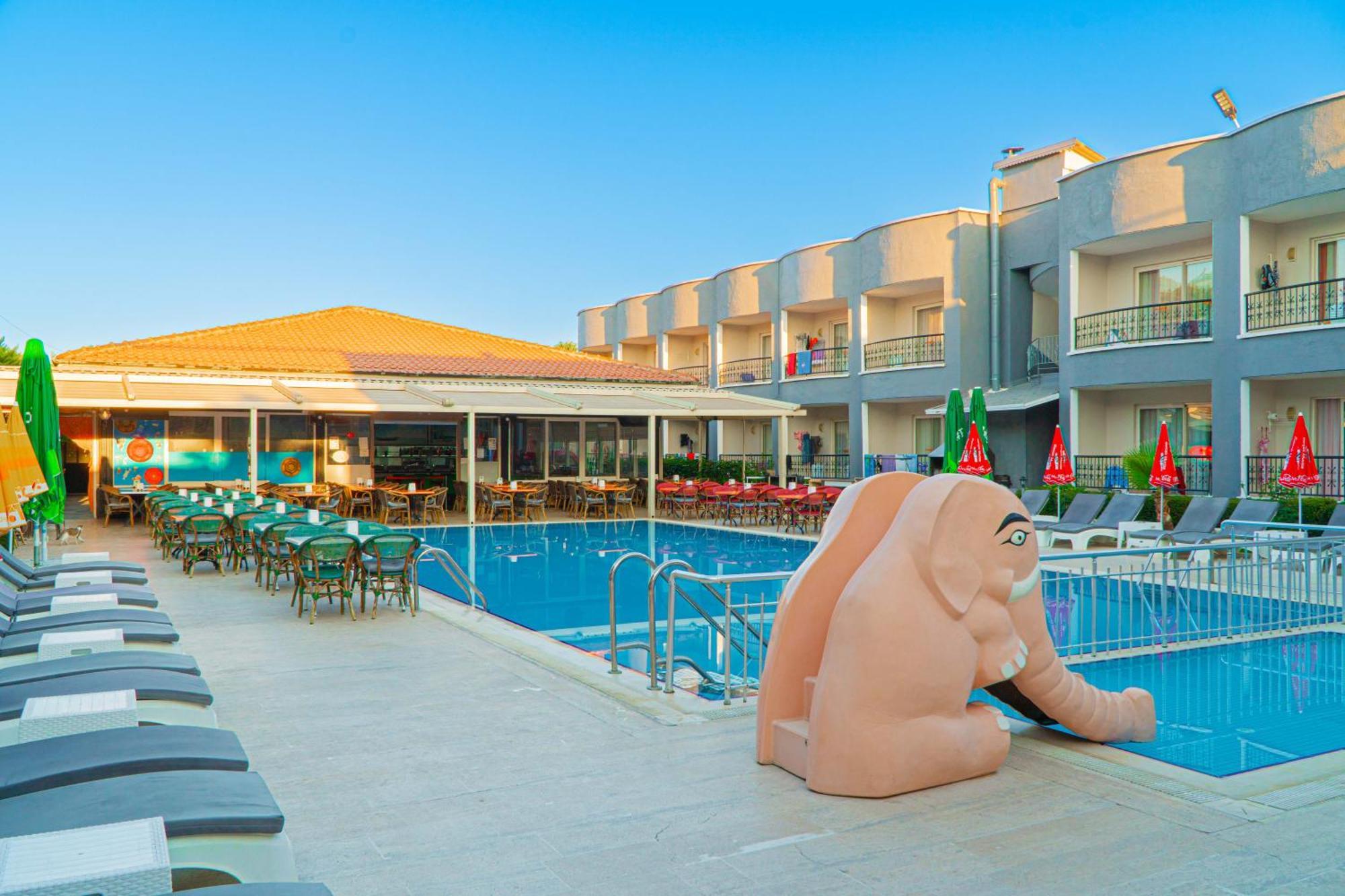 Sayanora Hotel Side Exterior photo